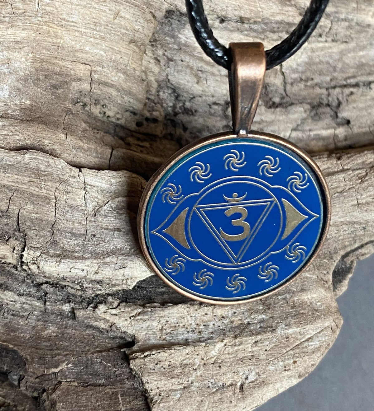 Amulett – Chakremy – kupferfarbend, 3. Auge Disc in blau 25 mm, goldlegiert, kupferunterlegt – Produktansicht 1