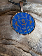 Amulett – Chakremy – kupferfarbend, 3. Auge Disc in blau 25 mm, goldlegiert, kupferunterlegt – Produktansicht 1