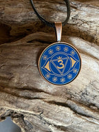 Amulett – Chakremy – kupferfarbend, 3. Auge Disc in blau 25 mm, goldlegiert, kupferunterlegt – Produktansicht 1
