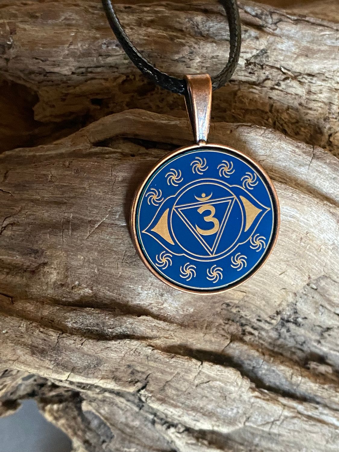 Amulett – Chakremy – kupferfarbend, 3. Auge Disc in blau 25 mm, goldlegiert, kupferunterlegt – Produktansicht 1
