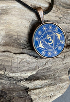 Amulett – Chakremy – kupferfarbend, 3. Auge Disc in blau 25 mm, goldlegiert, kupferunterlegt – Produktansicht 1