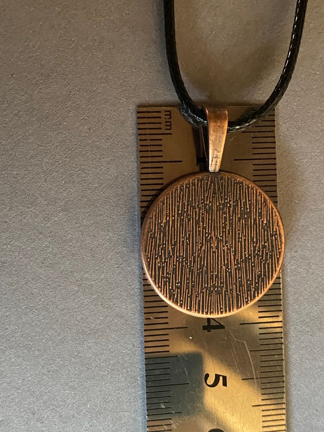 Amulett – Chakremy – kupferfarbend, 3. Auge Disc in blau 25 mm, goldlegiert, kupferunterlegt – Produktansicht 1