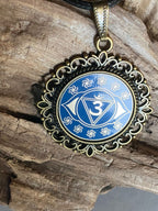 Amulett – Chakremy, bronzefarben, Stirnen Chakra, Disc in blau 25 mm, goldlegiert, kupferunterlegt – Produktansicht 1