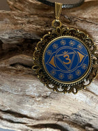 Amulett – Chakremy, bronzefarben, Stirnen Chakra, Disc in blau 25 mm, goldlegiert, kupferunterlegt – Produktansicht 1
