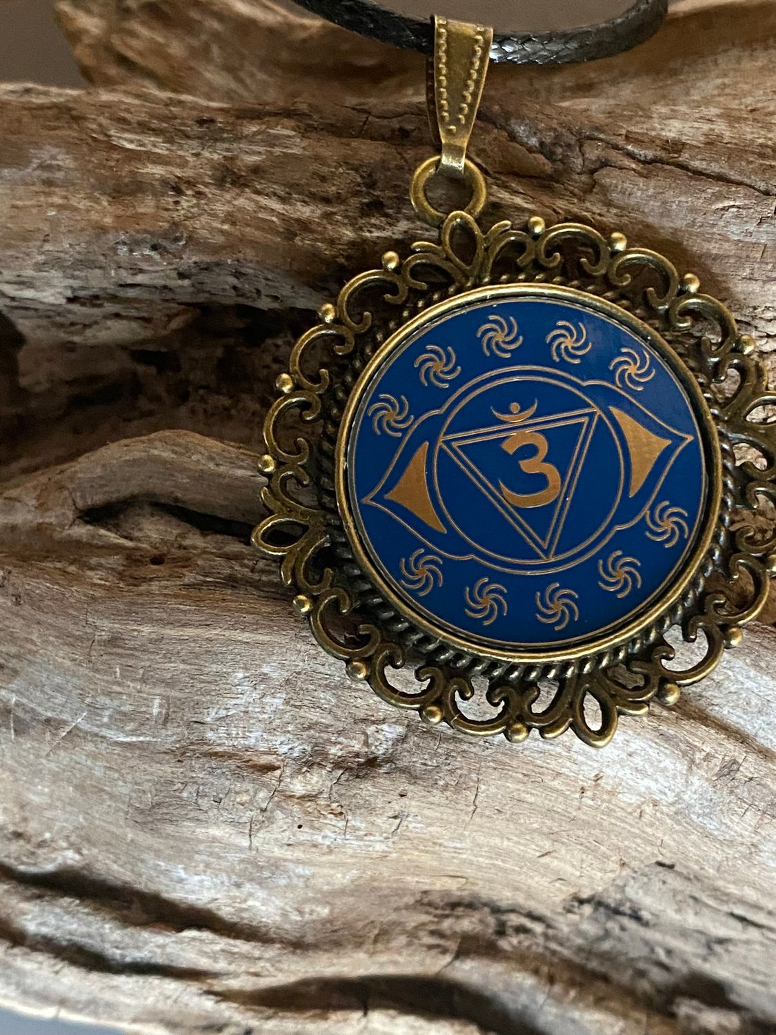 Amulett – Chakremy, bronzefarben, Stirnen Chakra, Disc in blau 25 mm, goldlegiert, kupferunterlegt – Produktansicht 1