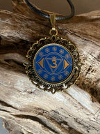 Amulett – Chakremy, bronzefarben, Stirnen Chakra, Disc in blau 25 mm, goldlegiert, kupferunterlegt – Produktansicht 1