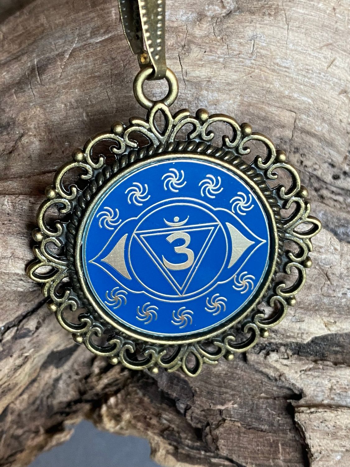 Amulett – Chakremy, bronzefarben, Stirnen Chakra, Disc in blau 25 mm, goldlegiert, kupferunterlegt – Produktansicht 1