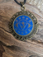 Amulett – Chakremy, bronzefarben, Stirnen Chakra, Disc in blau 25 mm, goldlegiert, kupferunterlegt – Produktansicht 1