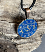 Amulett – Chakremy – kupferfarbend, 3. Auge Disc in blau 25 mm, goldlegiert, kupferunterlegt – Produktansicht 1