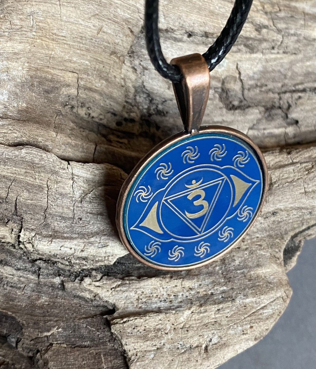 Amulett – Chakremy – kupferfarbend, 3. Auge Disc in blau 25 mm, goldlegiert, kupferunterlegt – Produktansicht 1