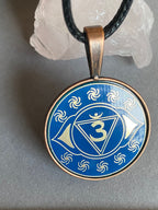 Amulett – Chakremy – kupferfarbend, 3. Auge Disc in blau 25 mm, goldlegiert, kupferunterlegt – Produktansicht 1