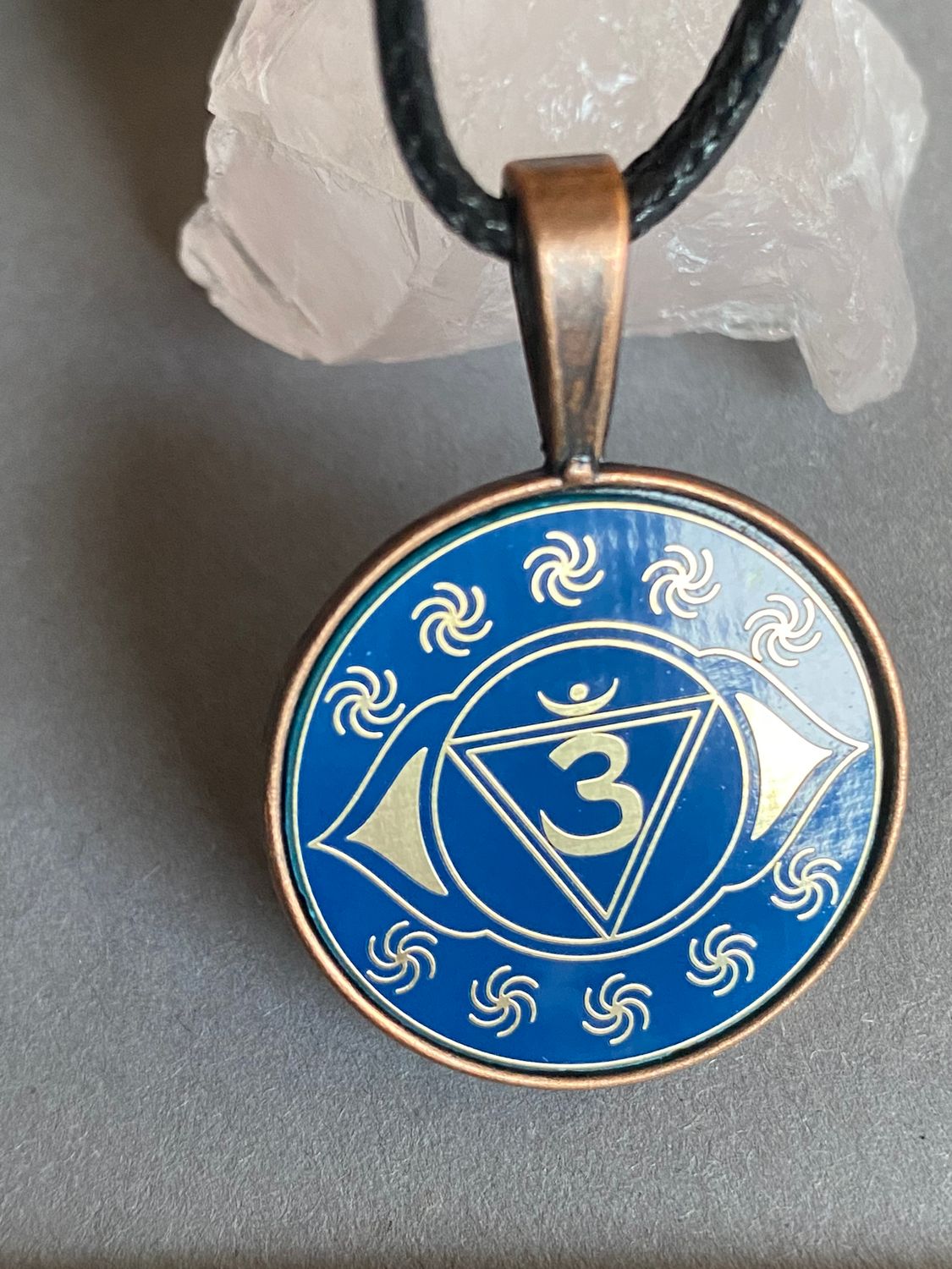 Amulett – Chakremy – kupferfarbend, 3. Auge Disc in blau 25 mm, goldlegiert, kupferunterlegt – Produktansicht 1
