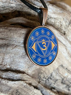 Amulett – Chakremy – kupferfarbend, 3. Auge Disc in blau 25 mm, goldlegiert, kupferunterlegt – Produktansicht 1