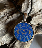Amulett – Chakremy – kupferfarbend, 3. Auge Disc in blau 25 mm, goldlegiert, kupferunterlegt – Produktansicht 1