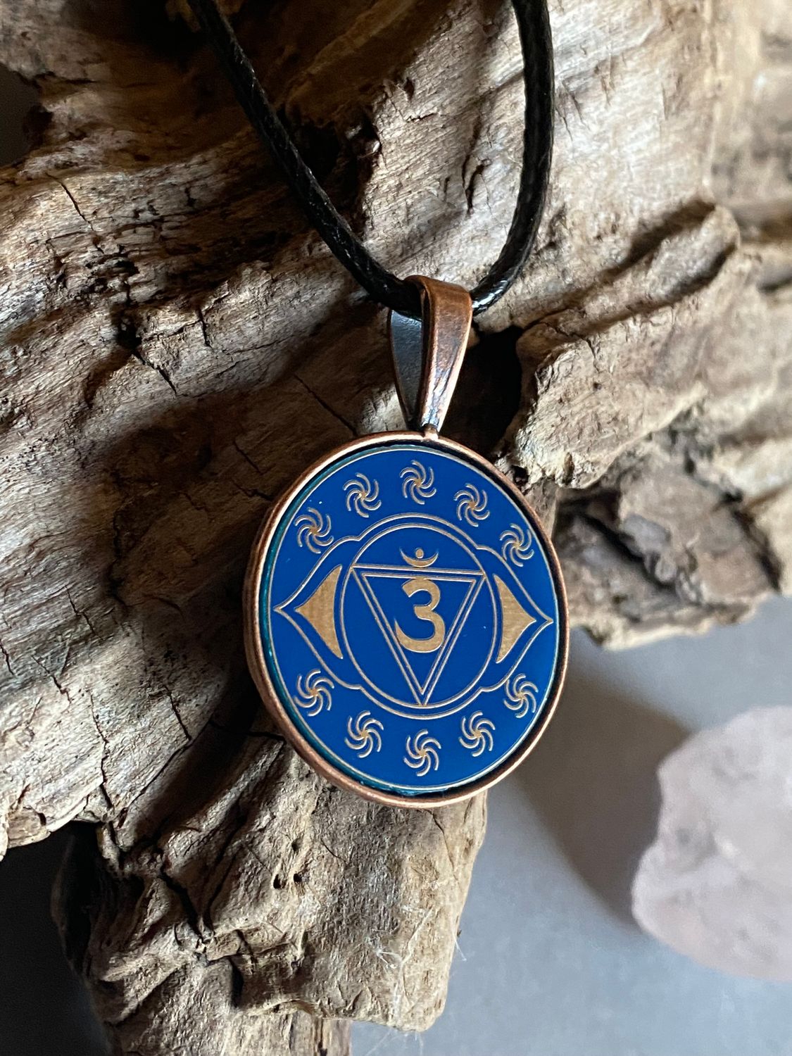 Amulett – Chakremy – kupferfarbend, 3. Auge Disc in blau 25 mm, goldlegiert, kupferunterlegt – Produktansicht 1