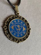 Amulett – Chakremy, bronzefarben, Stirnen Chakra, Disc in blau 25 mm, goldlegiert, kupferunterlegt – Produktansicht 1
