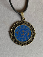 Amulett – Chakremy, bronzefarben, Stirnen Chakra, Disc in blau 25 mm, goldlegiert, kupferunterlegt – Produktansicht 1