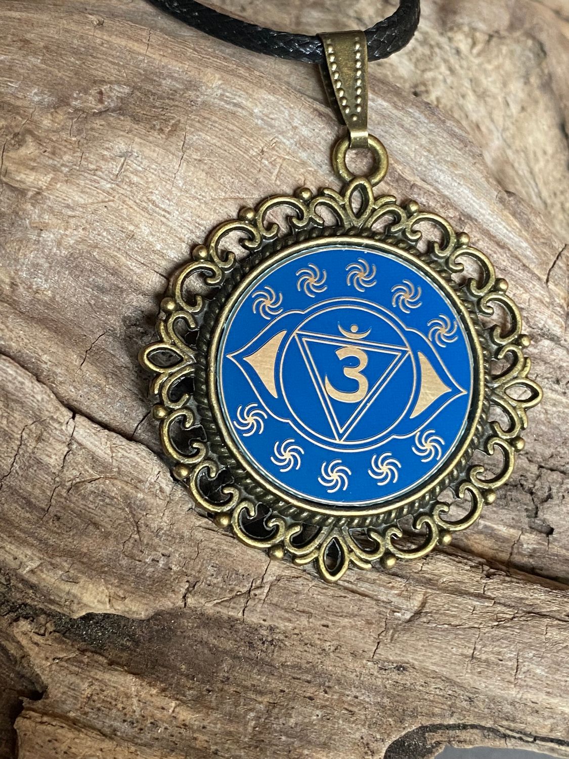 Amulett – Chakremy, bronzefarben, Stirnen Chakra, Disc in blau 25 mm, goldlegiert, kupferunterlegt – Produktansicht 1