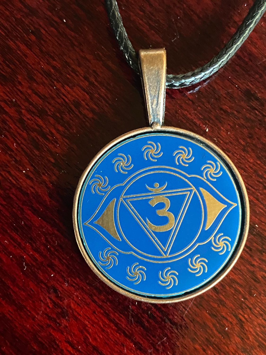 Amulett – Chakremy – kupferfarbend, 3. Auge Disc in blau 25 mm, goldlegiert, kupferunterlegt – Produktansicht 1