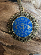 Amulett – Chakremy, bronzefarben, Stirnen Chakra, Disc in blau 25 mm, goldlegiert, kupferunterlegt – Produktansicht 1