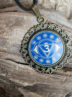 Amulett – Chakremy, bronzefarben, Stirnen Chakra, Disc in blau 25 mm, goldlegiert, kupferunterlegt – Produktansicht 1