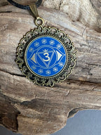 Amulett – Chakremy, bronzefarben, Stirnen Chakra, Disc in blau 25 mm, goldlegiert, kupferunterlegt – Produktansicht 1