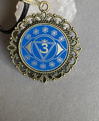 Amulett – Chakremy, bronzefarben, Stirnen Chakra, Disc in blau 25 mm, goldlegiert, kupferunterlegt – Produktansicht 1