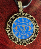 Amulett – Chakremy, bronzefarben, Stirnen Chakra, Disc in blau 25 mm, goldlegiert, kupferunterlegt – Produktansicht 1