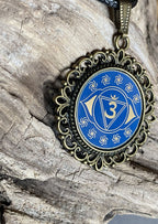 Amulett – Chakremy, bronzefarben, Stirnen Chakra, Disc in blau 25 mm, goldlegiert, kupferunterlegt – Produktansicht 1