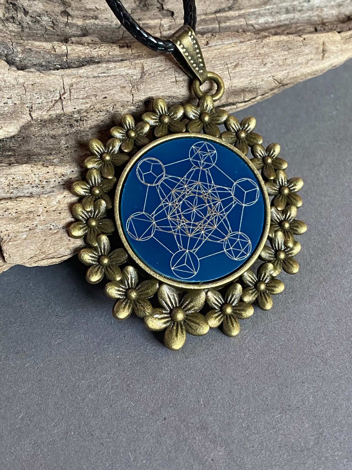 Amulett – bronzefarben, Metatron, Disc in blau 25 mm, zinnlegiert, kupferunterlegt – Produktansicht 1