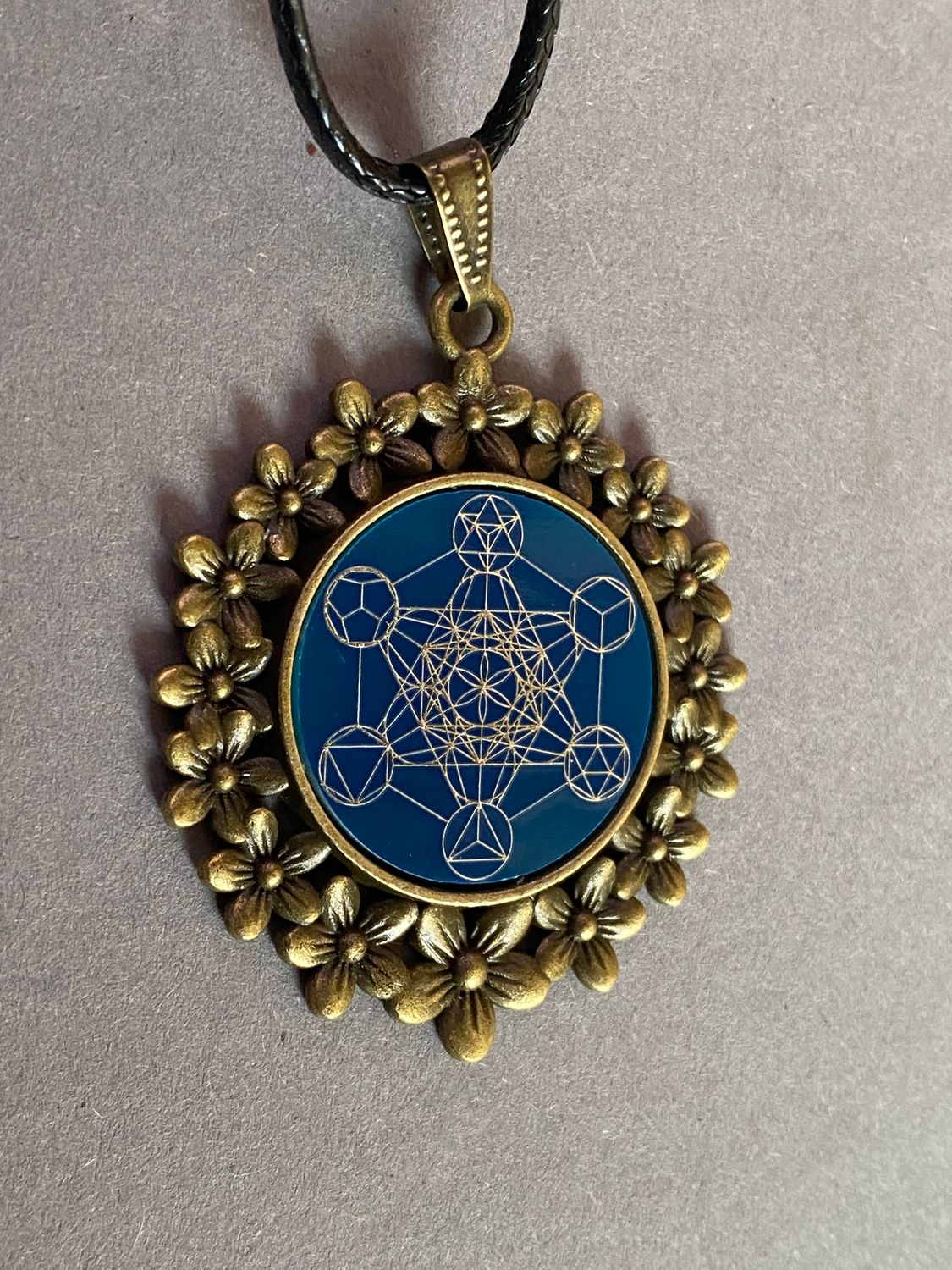 Amulett – bronzefarben, Metatron, Disc in blau 25 mm, zinnlegiert, kupferunterlegt – Produktansicht 1