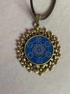 Amulett – bronzefarben, Metatron, Disc in blau 25 mm, zinnlegiert, kupferunterlegt – Produktansicht 1