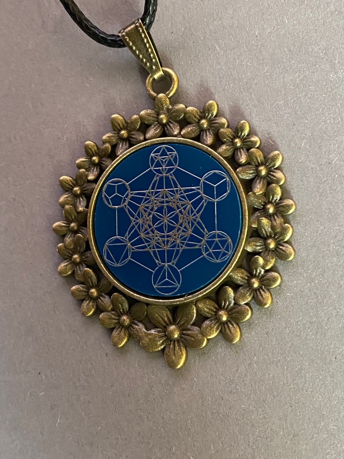 Amulett – bronzefarben, Metatron, Disc in blau 25 mm, zinnlegiert, kupferunterlegt – Produktansicht 1
