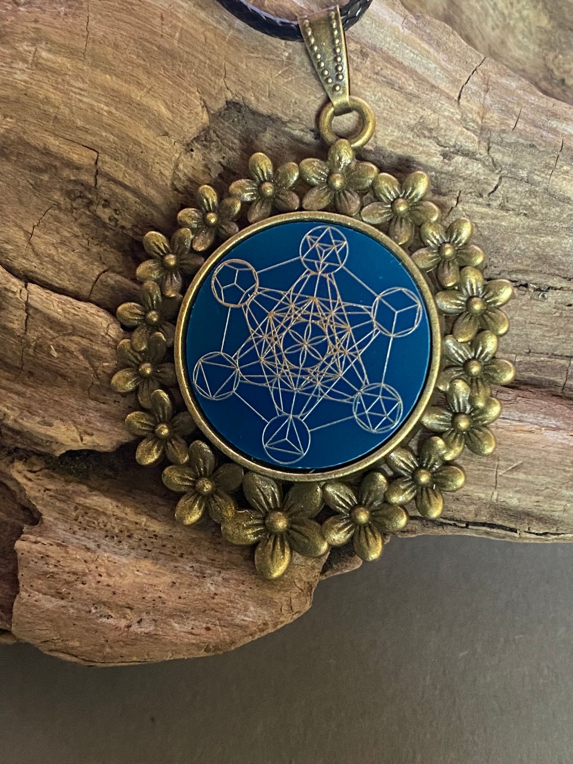 Amulett – bronzefarben, Metatron, Disc in blau 25 mm, zinnlegiert, kupferunterlegt – Produktansicht 1
