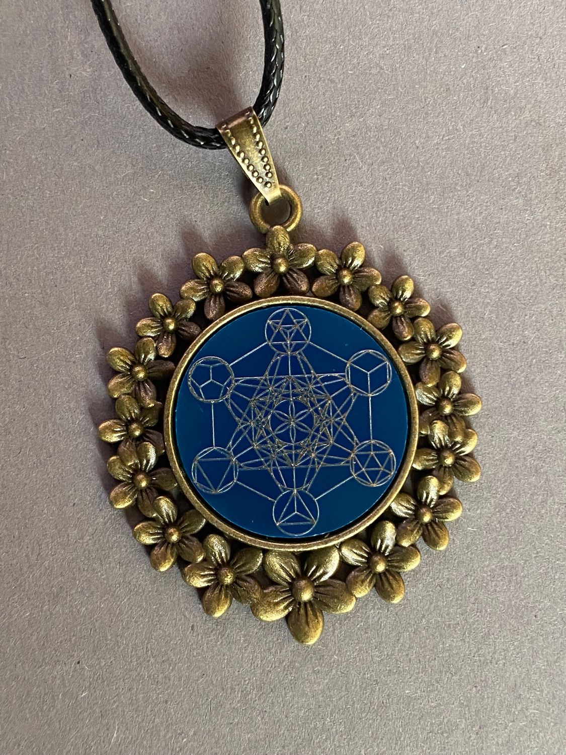 Amulett – bronzefarben, Metatron, Disc in blau 25 mm, zinnlegiert, kupferunterlegt – Produktansicht 1