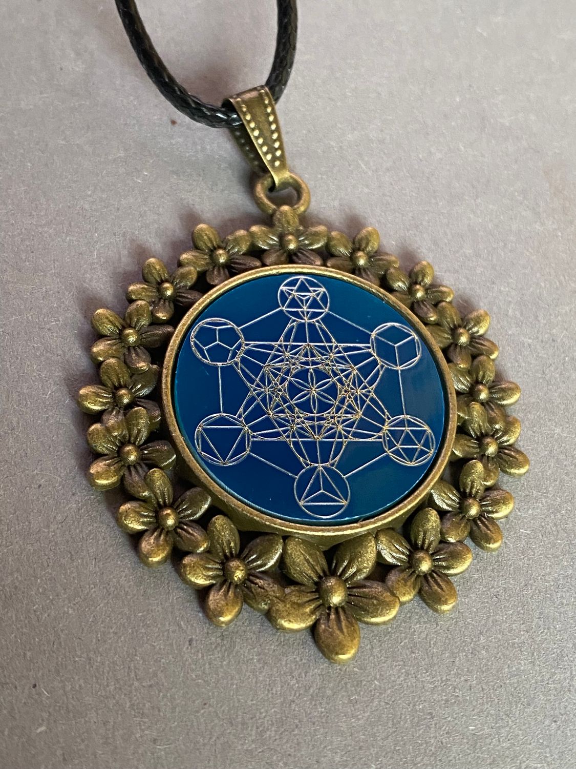 Amulett – bronzefarben, Metatron, Disc in blau 25 mm, zinnlegiert, kupferunterlegt – Produktansicht 1