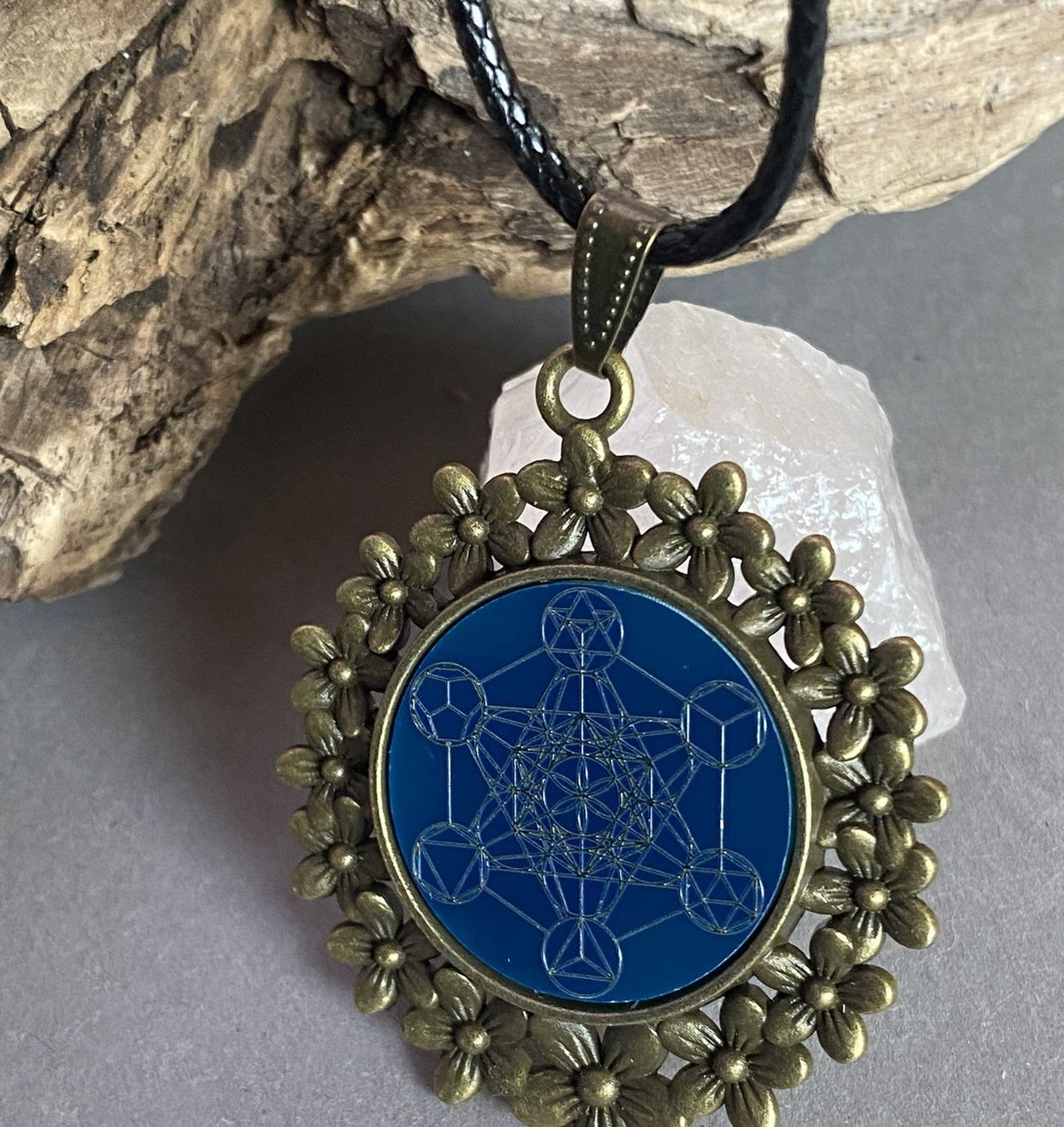 Amulett – bronzefarben, Metatron, Disc in blau 25 mm, zinnlegiert, kupferunterlegt – Produktansicht 1