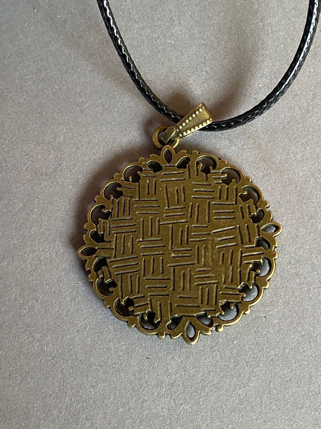 Amulett – bronzefarben, Dodecagram 12 – er Stern, Disc in blau 25 mm, zinnlegiert, kupferunterlegt – Produktansicht 1
