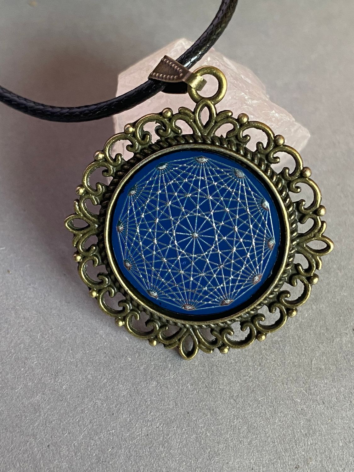 Amulett – bronzefarben, Dodecagram 12 – er Stern, Disc in blau 25 mm, zinnlegiert, kupferunterlegt – Produktansicht 1