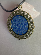 Amulett – bronzefarben, Dodecagram 12 – er Stern, Disc in blau 25 mm, zinnlegiert, kupferunterlegt – Produktansicht 1