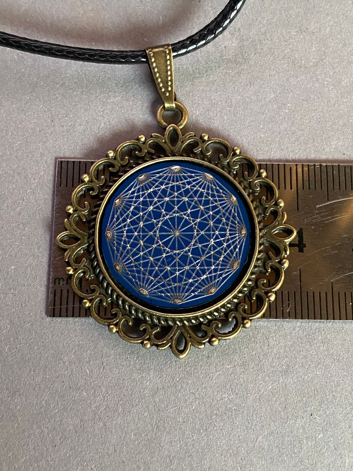 Amulett – bronzefarben, Dodecagram 12 – er Stern, Disc in blau 25 mm, zinnlegiert, kupferunterlegt – Produktansicht 1