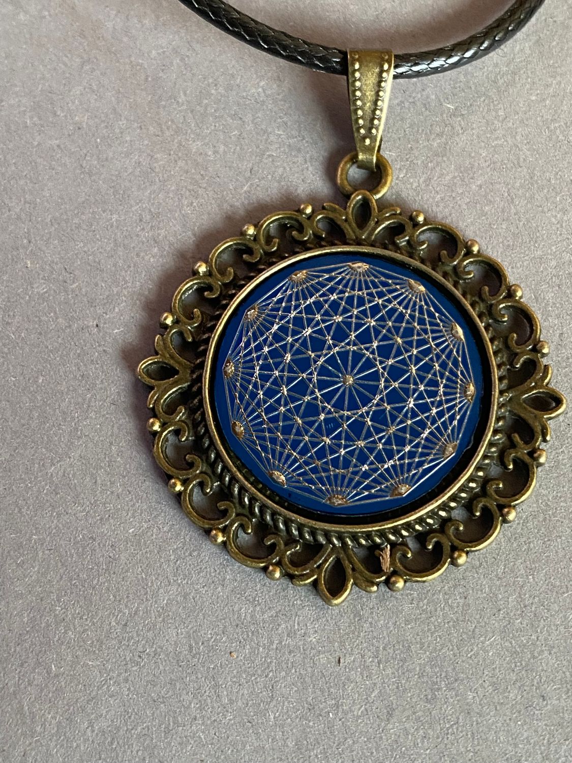 Amulett – bronzefarben, Dodecagram 12 – er Stern, Disc in blau 25 mm, zinnlegiert, kupferunterlegt – Produktansicht 1