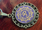 Amulett – Chakremy, bronzefarben, Kronen Chakra, Disc in lila flieder 25 mm, goldlegiert, kupferunterlegt – Produktansicht 1