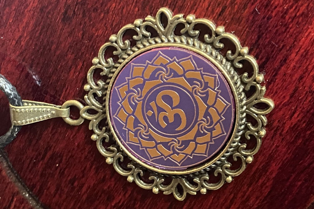 Amulett – Chakremy, bronzefarben, Kronen Chakra, Disc in lila flieder 25 mm, goldlegiert, kupferunterlegt – Produktansicht 1