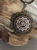 Amulett – Chakremy, bronzefarben, Kronen Chakra, Disc in lila flieder 25 mm, goldlegiert, kupferunterlegt – Produktansicht 1