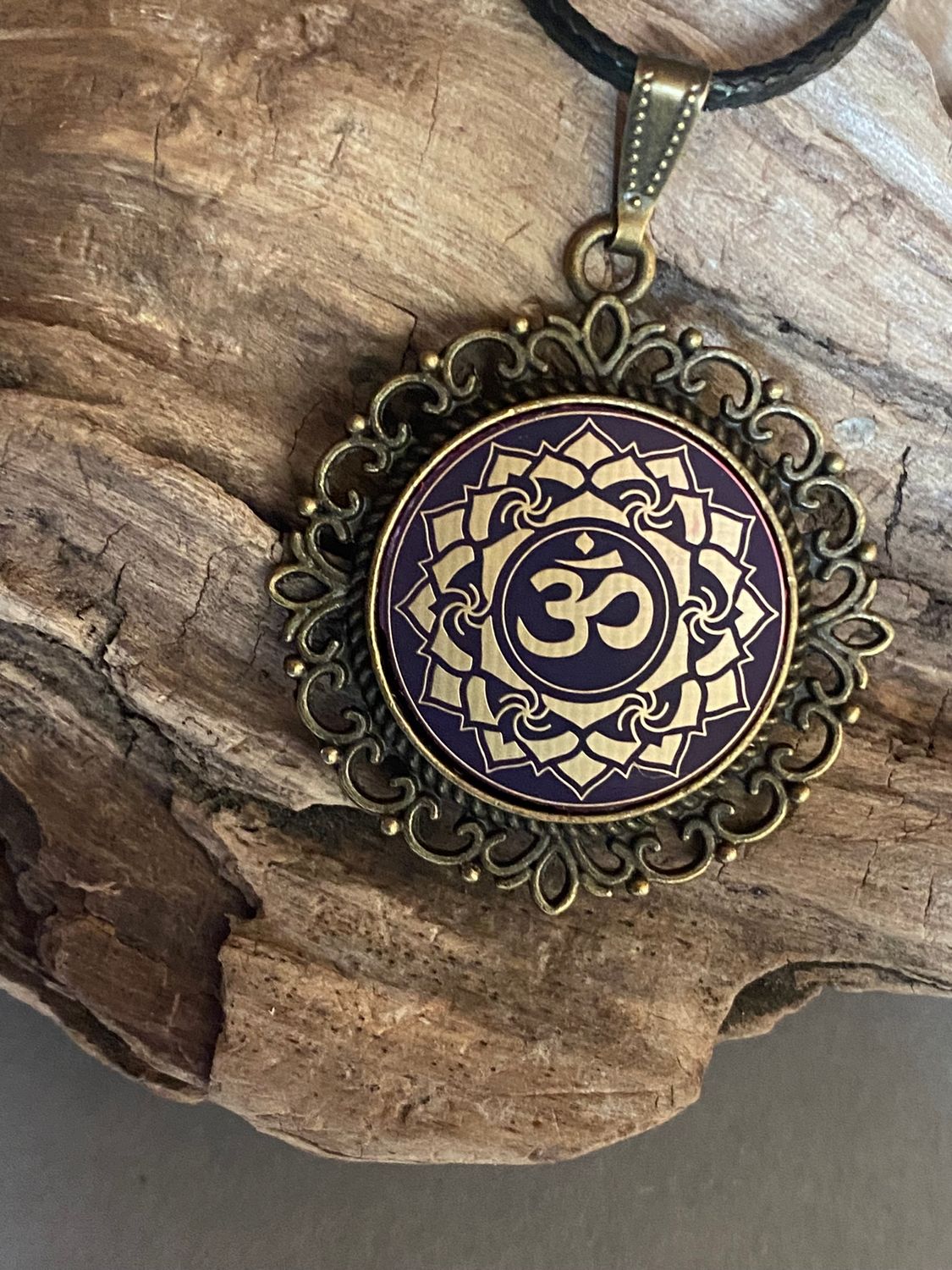 Amulett – Chakremy, bronzefarben, Kronen Chakra, Disc in lila flieder 25 mm, goldlegiert, kupferunterlegt – Produktansicht 1