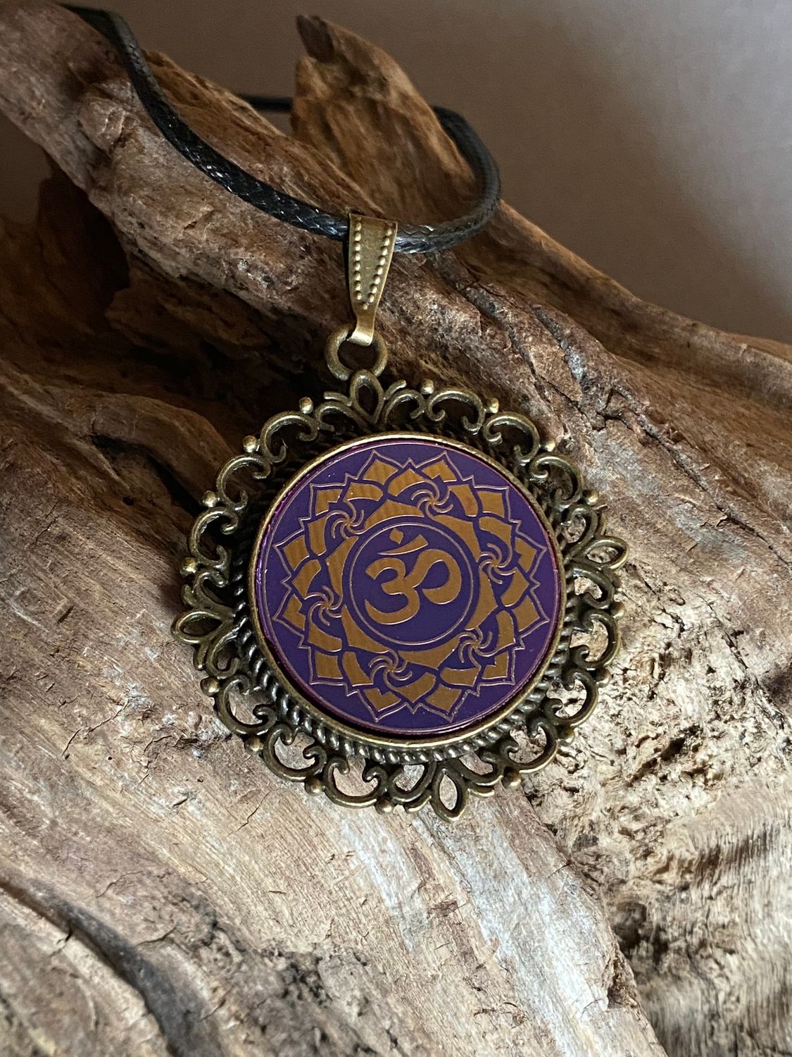 Amulett – Chakremy, bronzefarben, Kronen Chakra, Disc in lila flieder 25 mm, goldlegiert, kupferunterlegt – Produktansicht 1