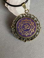 Amulett – Chakremy, bronzefarben, Kronen Chakra, Disc in lila flieder 25 mm, goldlegiert, kupferunterlegt – Produktansicht 1
