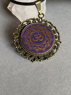 Amulett – Chakremy, bronzefarben, Kronen Chakra, Disc in lila flieder 25 mm, goldlegiert, kupferunterlegt – Produktansicht 1