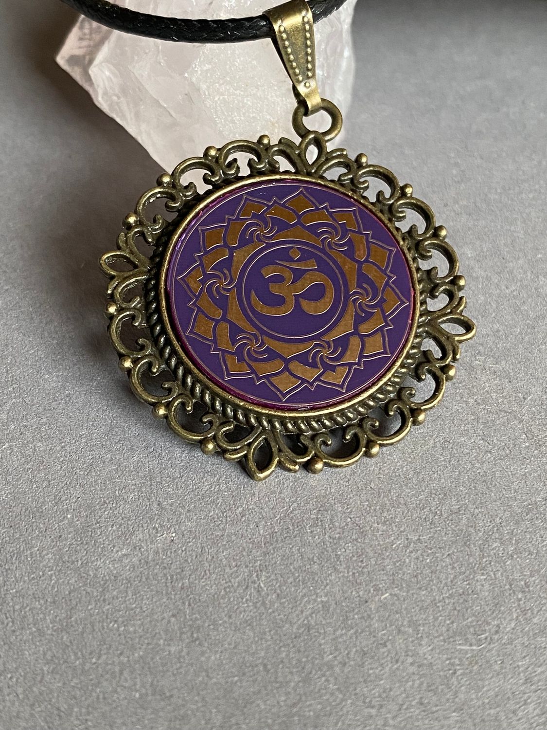Amulett – Chakremy, bronzefarben, Kronen Chakra, Disc in lila flieder 25 mm, goldlegiert, kupferunterlegt – Produktansicht 1